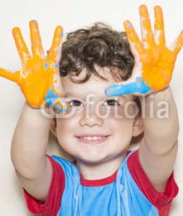 Nio-mostrando-sus-manos-pintadas.jpg